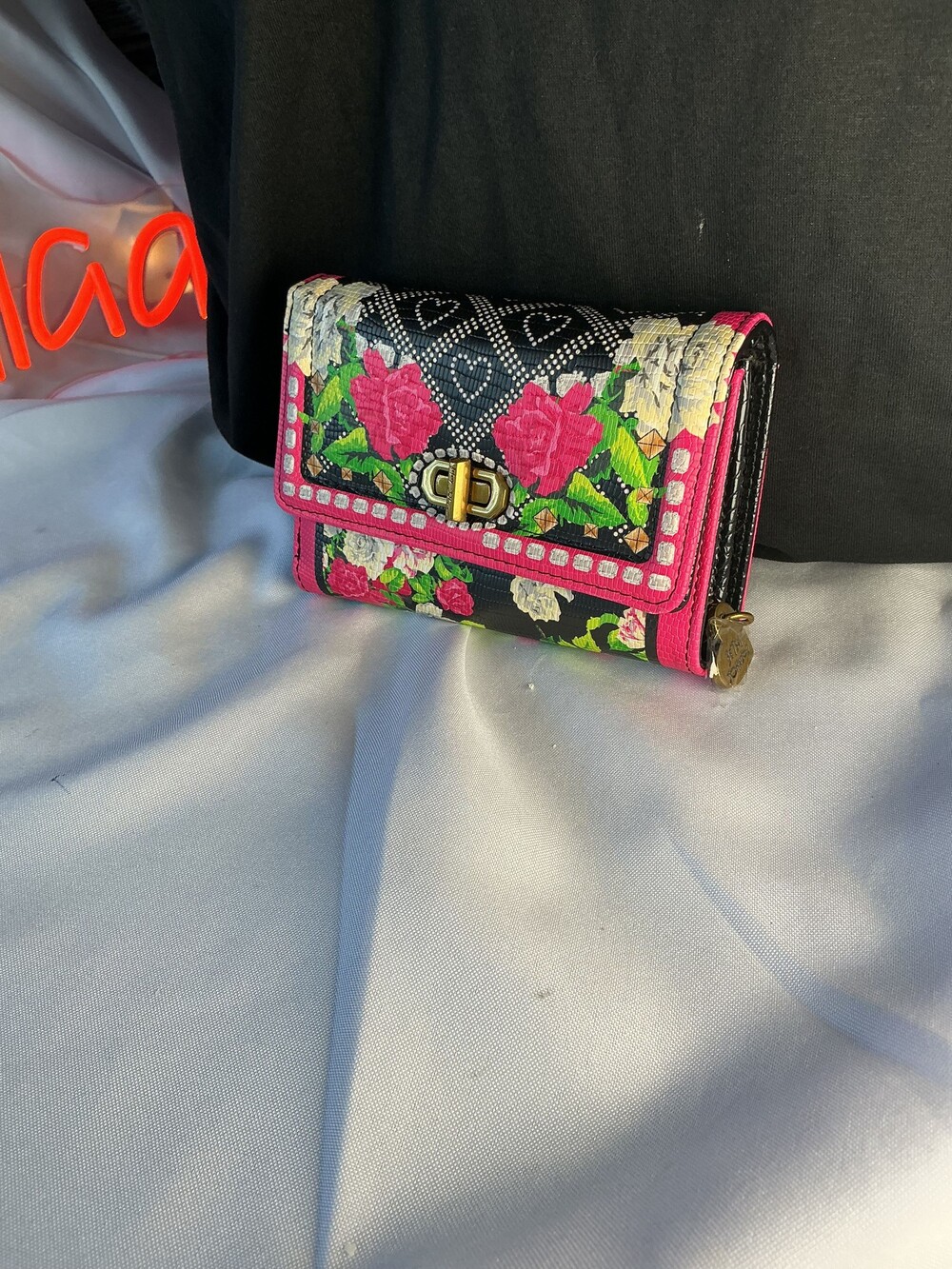 ★ Betsey Johnson Floral Rose Trifold Wallet Black Hot Pink Gold Turn Lock